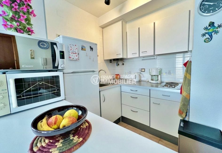 appartement à vendre à rosas espagne, 2 pièces 46 m², cuisine américaine blanche