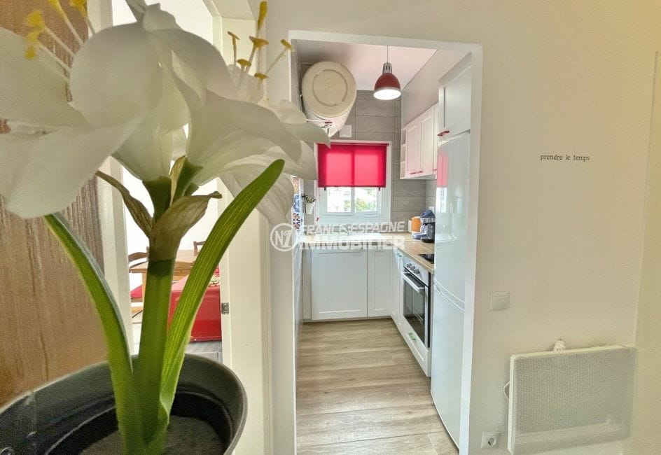 appartement à vendre à rosas espagne, 2 chambres 42 m², cuisine ouverte au hall d'entrée