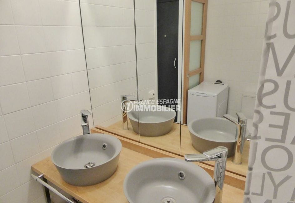immocenter roses: studio studio alcôve 35 m², salle d'eau avec double lavabo