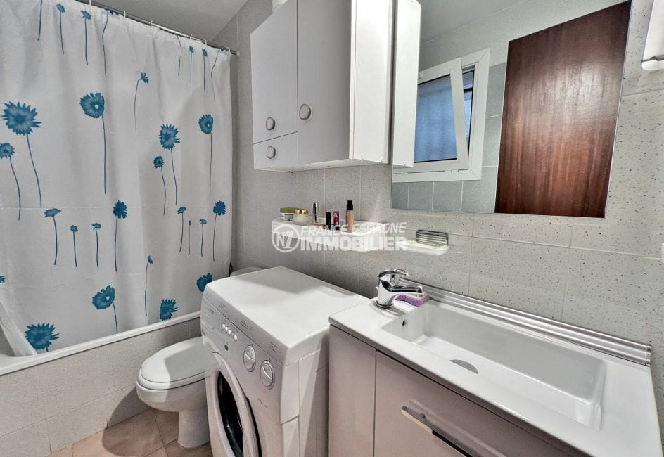 immocenter roses: appartement 2 pièces 46 m², salle de bain avec baignoire et machine à laver