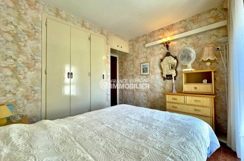 immocenter roses: appartement 2 chambres 64 m², premiere chambre avec placard