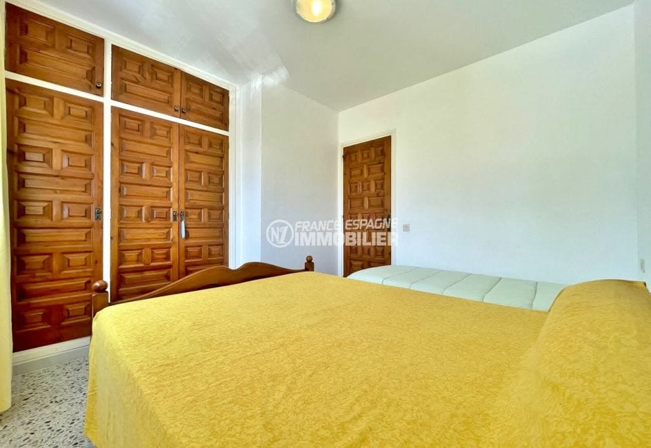 immocenter empuriabrava: villa 2 chambres 74 m², deuxième chambre double avec placard
