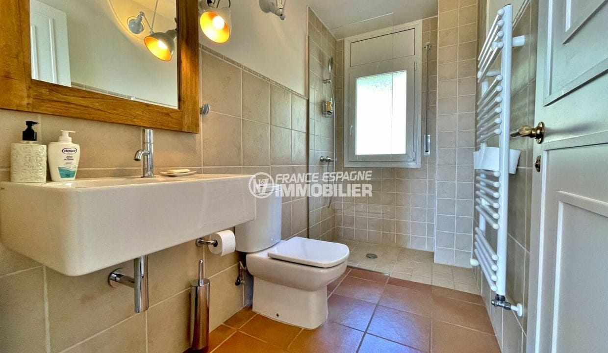 Casa Roses, 5 Dormitoris 368 m², bany amb dutxa, lavabo, dutxa arran de terra