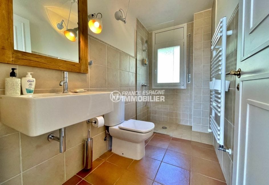 maison roses, 5 chambres 368 m², salle d'eau, wc, douche italienne