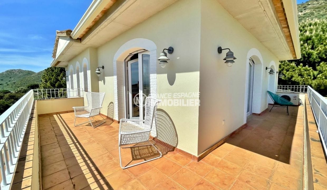 house roses spain, 5 bedrooms 368 m², corner terrace, access to bedrooms