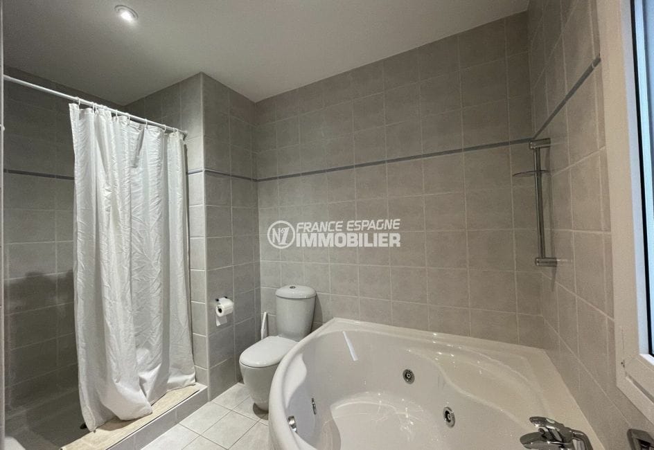 villa a vendre rosas espagne, 3 chambres 281 m², salle de bain avec douche et balneo