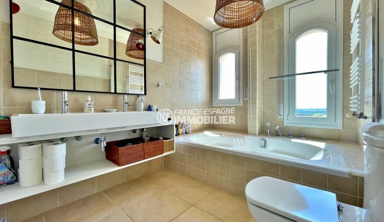 vente villa rosas, 5 chambres 368 m², premiere salle de bain avec baignoire