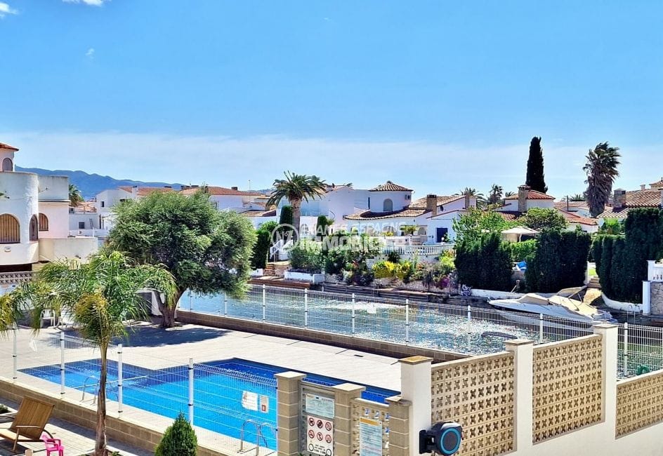 appartement empuriabrava, 2 pièces 44 m², vue canal et piscine depuis terrasse