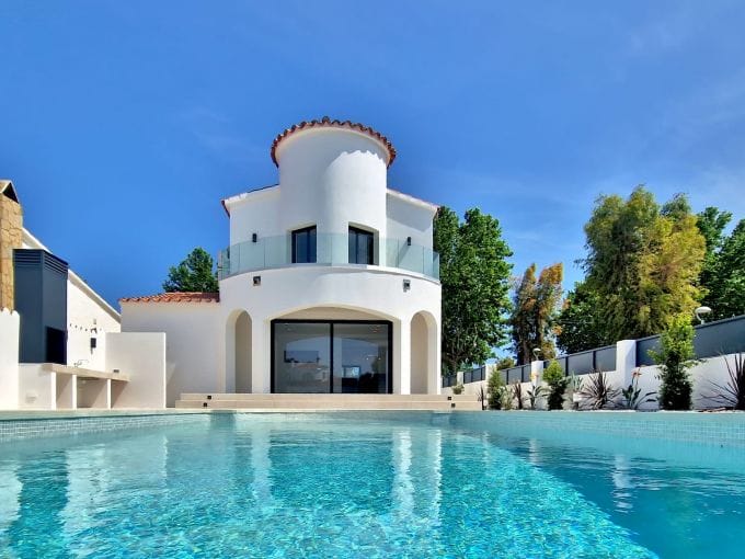 real estate empuria brava: villa 4 rooms 170 m² with mooring, pool and garage