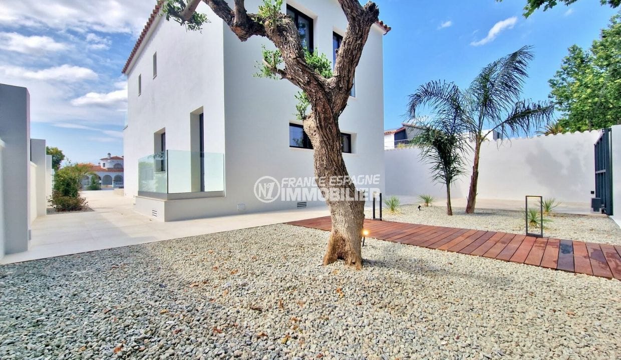 maison a vendre empuria brava, 4 pièces 170 m² avec amarre, façade et olivier entrée