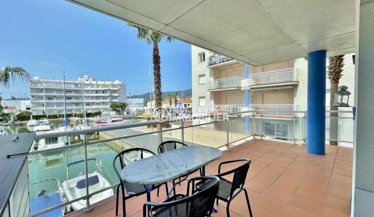 Apartaments en venda a Roses, 2 habitacions 67 m², terrassa amb vistes al port