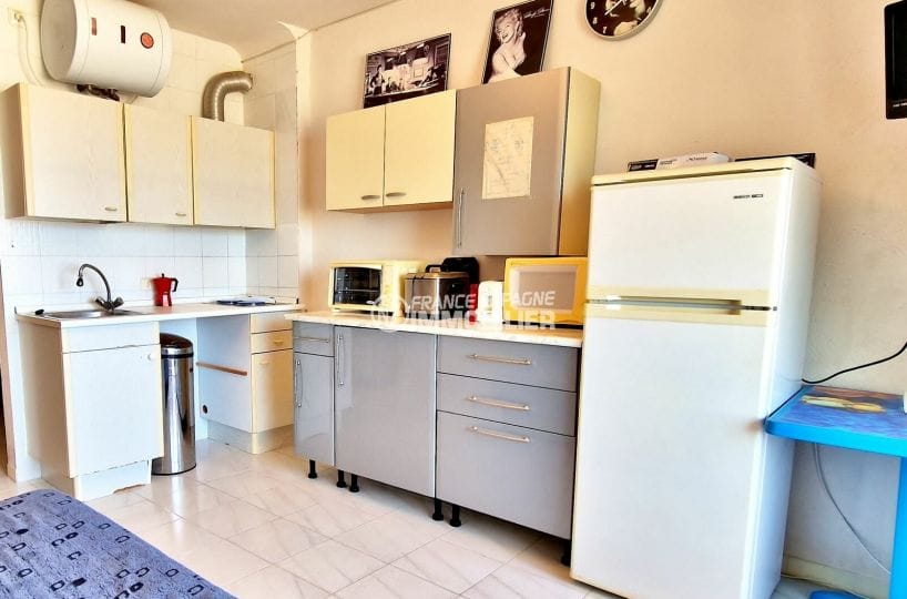 achat appartement empuriabrava, studio vue mer 29 m², cuisine ouverte blanche et gris
