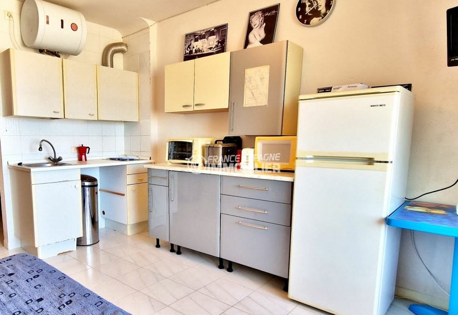 achat appartement empuriabrava, studio vue mer 29 m², cuisine ouverte blanche et gris