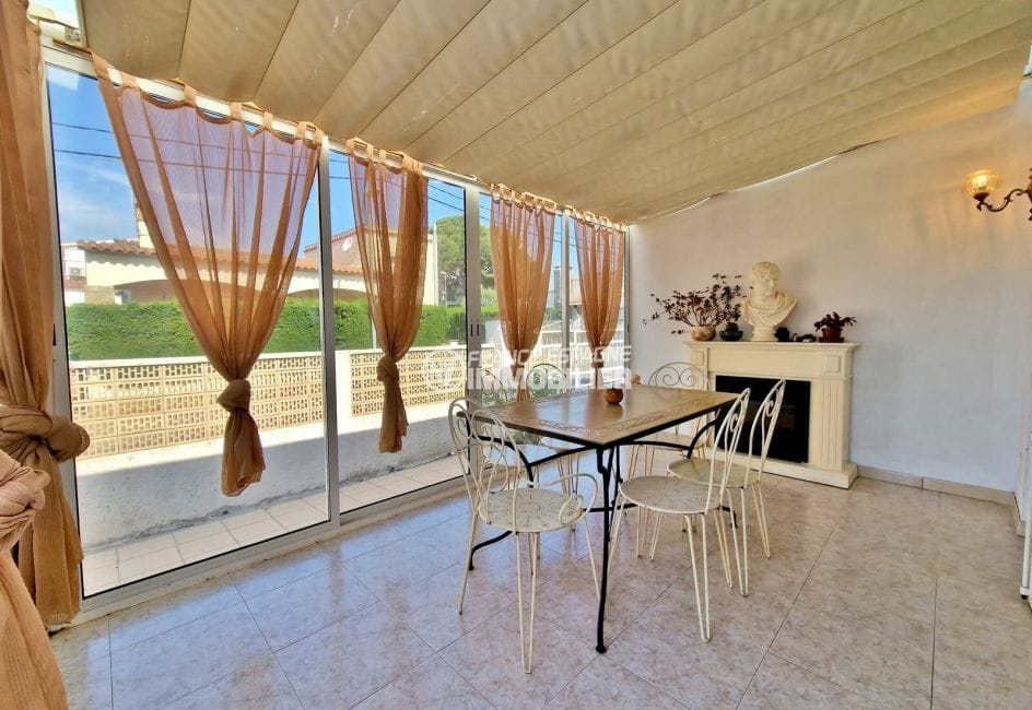 vente immobiliere rosas: villa 4 pièces 141 m², terrasse véranda espacieuse