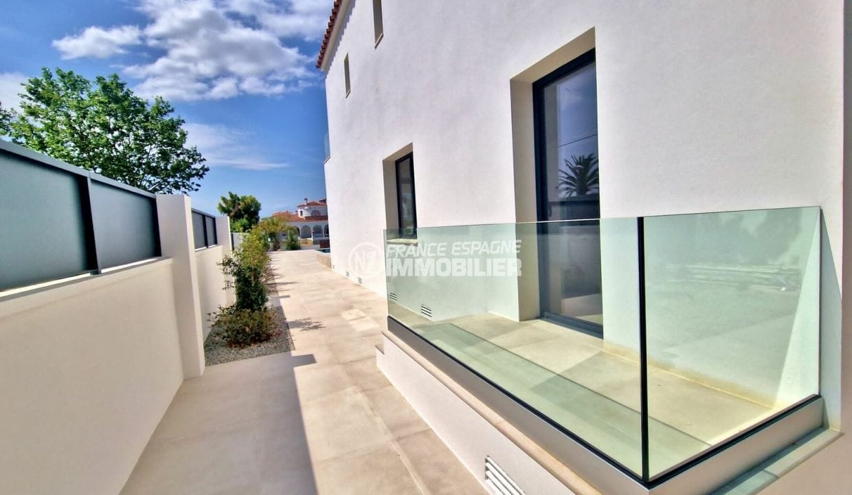 maison à vendre empuriabrava, 4 pièces 170 m² avec amarre, terrasse sur le coté de la villa