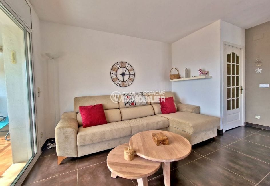 acheter appartement rosas, 3 pièces vue mer 63 m², salon avec carrelage au sol