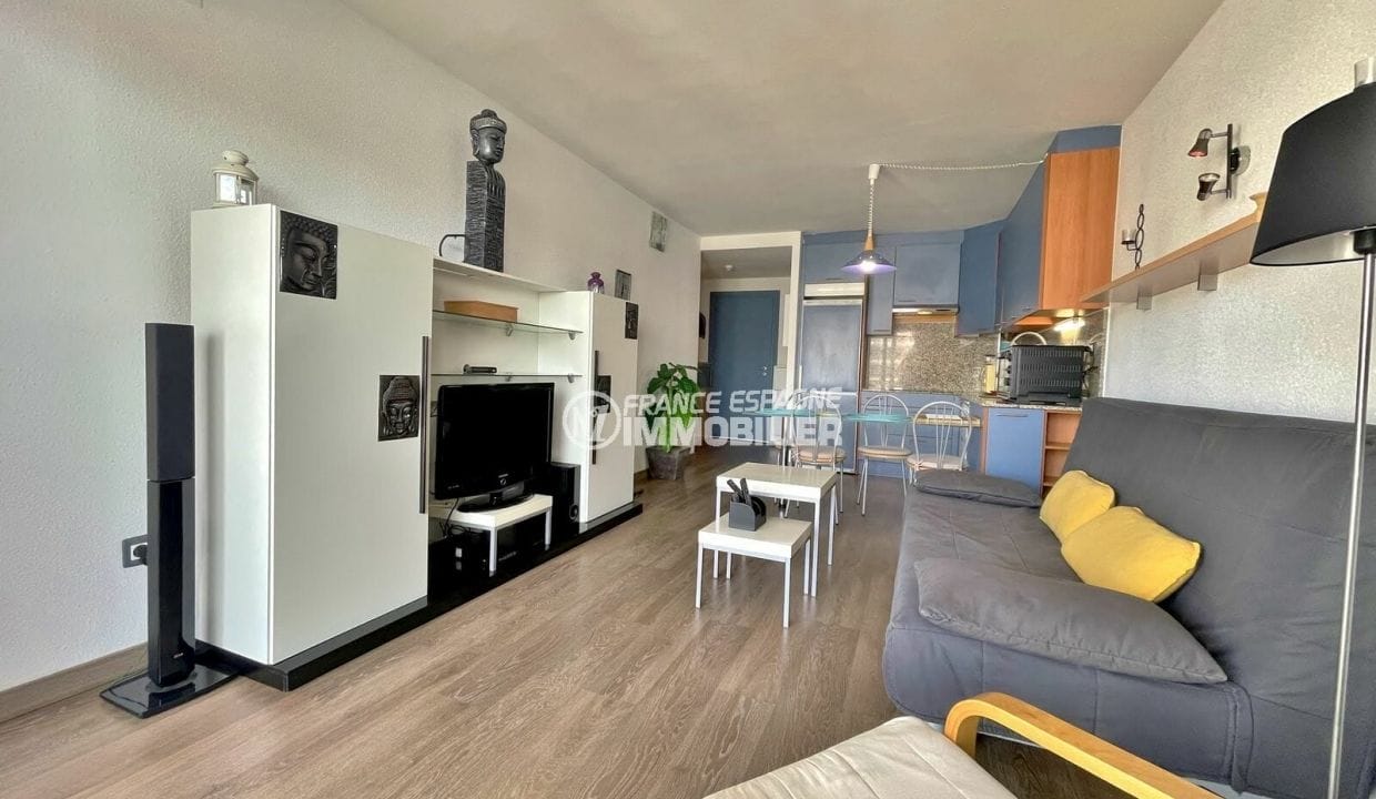 apartment for sale in rosas spain, 2 rooms 67 m², living room with parquet floor