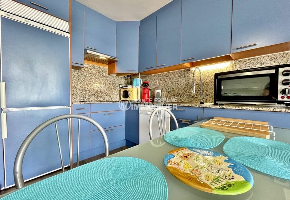 piso en venta en rosas, 2 habitaciones 67 m², cocina americana azul