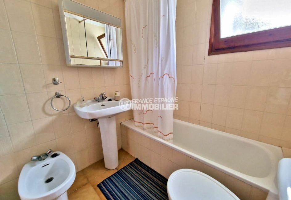 immo center rosas: villa 2 chambres 68 m², salle de bain avec baignoire