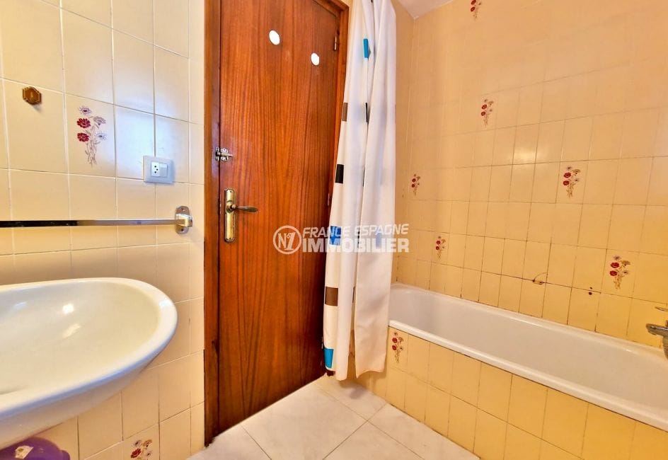 immocenter roses: villa 2 chambres 60 m², salle de bain avec baingoire
