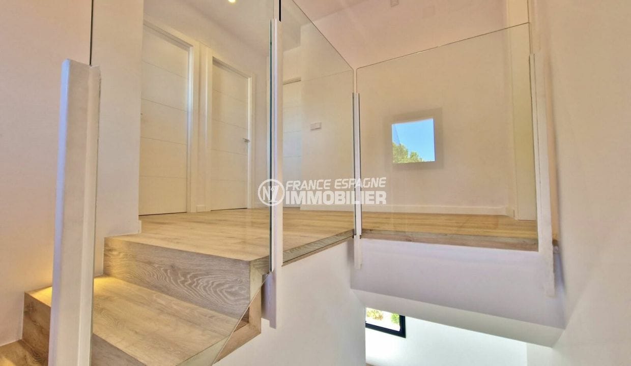 immobilier a empuriabrava: villa 4 pièces 170 m² avec amarre, escaliers et coloir chambres