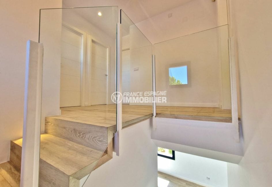 immobilier a empuriabrava: villa 4 pièces 170 m² avec amarre, escaliers et coloir chambres