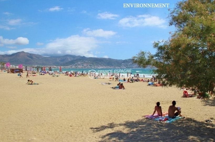 plage naturelle qui se situe au nord du terme municipal, entre l'estuaire del grau et l'urbanisation d'empuriabrava