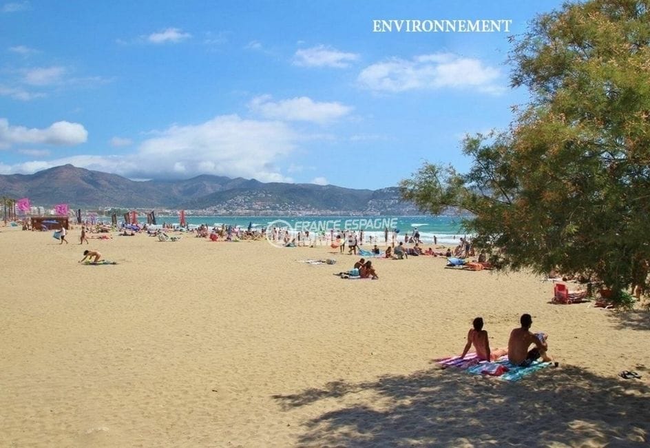 plage naturelle qui se situe au nord du terme municipal, entre l'estuaire del grau et l'urbanisation d'empuriabrava