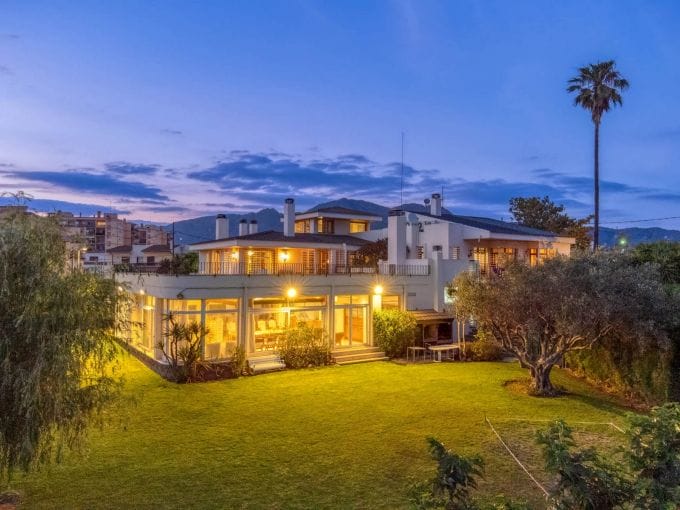 real estate empuria brava: villa 8 rooms 998 sqm, spècail investor, near beach