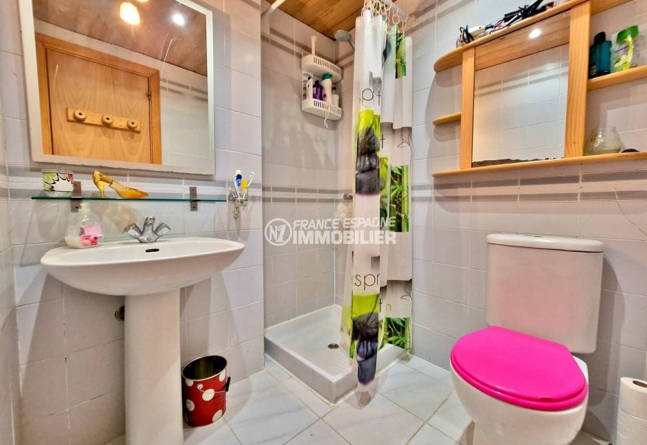 immobilier espagne pas cher: studio 1 pièce 24 m², salle d'eau avec cabine douche