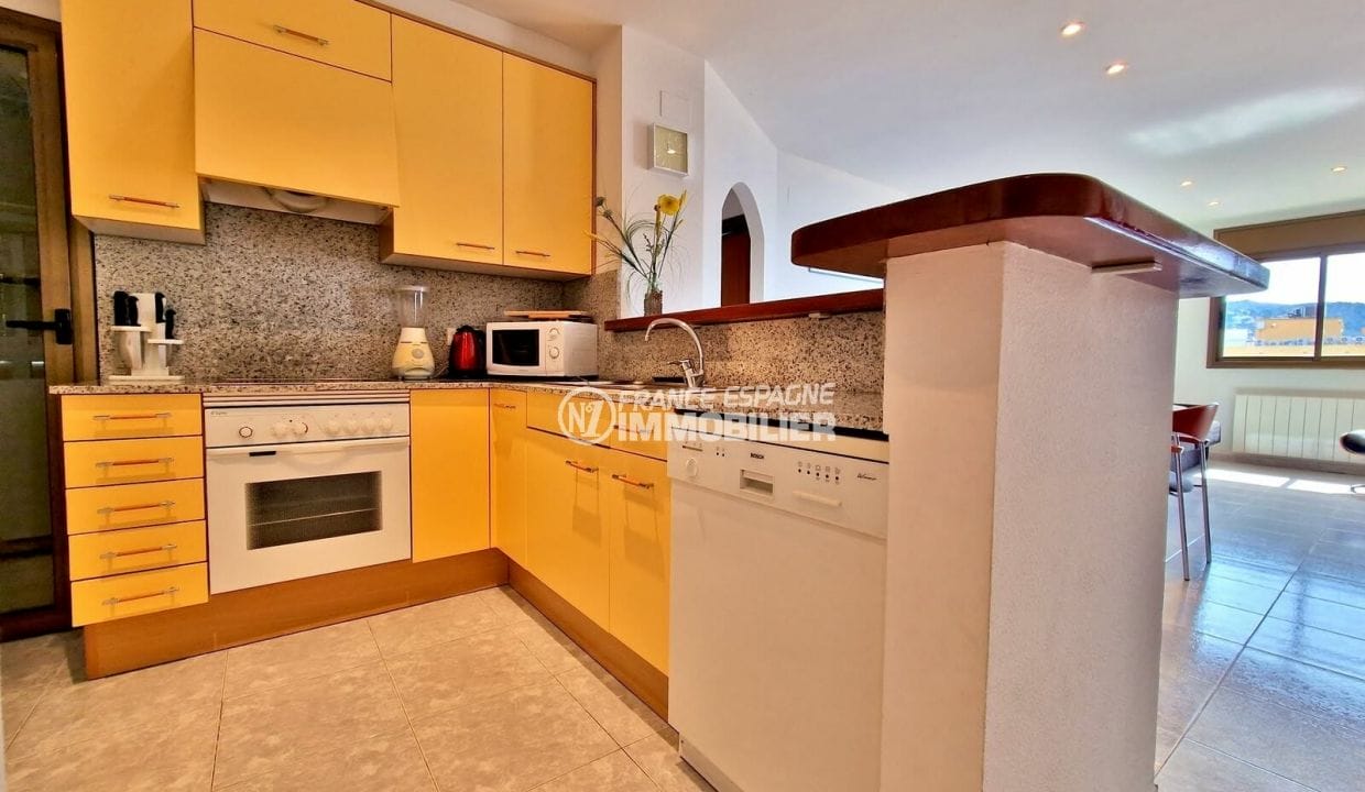 apartment for sale rosas, 3 rooms 61 m², american kitchen yellow
