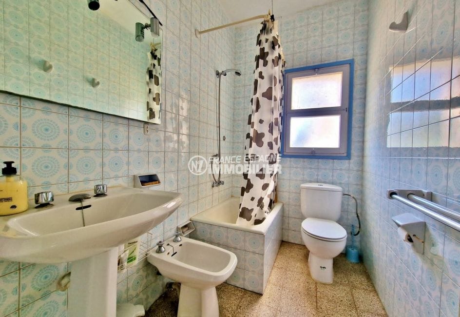 immocenter roses: appartement 2 pièces 35 m², salle de bain avec wc