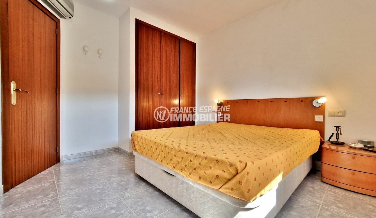 apartment for sale roses, 3 rooms 61 m², 1st bedroom with air conditioning and closet