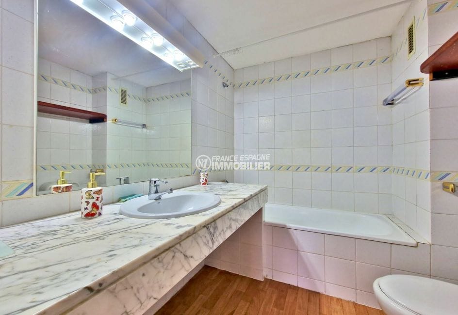 appartement a vendre roses, 3 pièces 69 m², salle de bain avec baignoire
