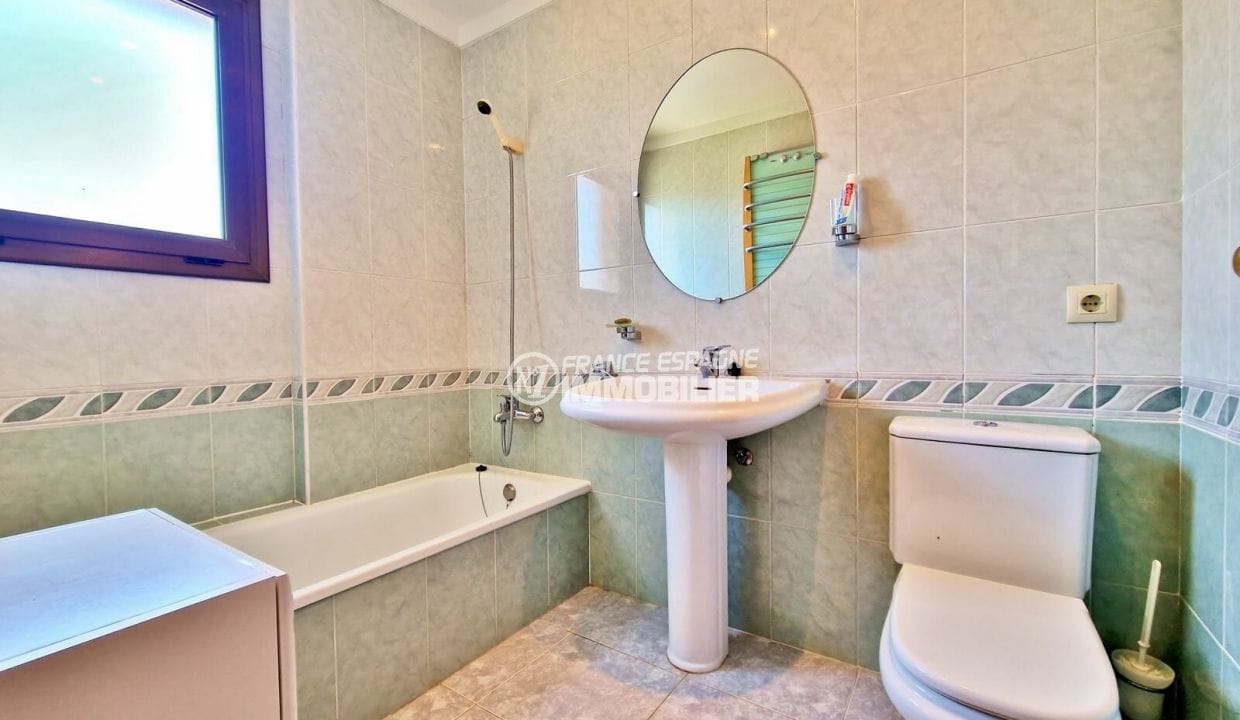 immocenter roses: appartement 3 pièces 61 m², salle de bain avec baignoire