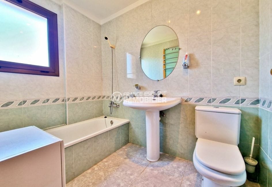 immocenter roses: appartement 3 pièces 61 m², salle de bain avec baignoire