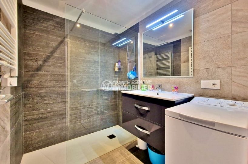 empuriabrava marina: appartement 3 pièces 57 m², salle d'eau, douche italienne