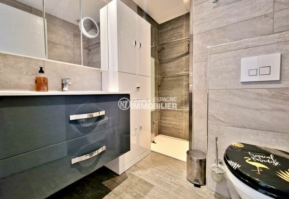 immocenter roses: appartement 3 pièces 50 m², salle d'eau avec douche italienne