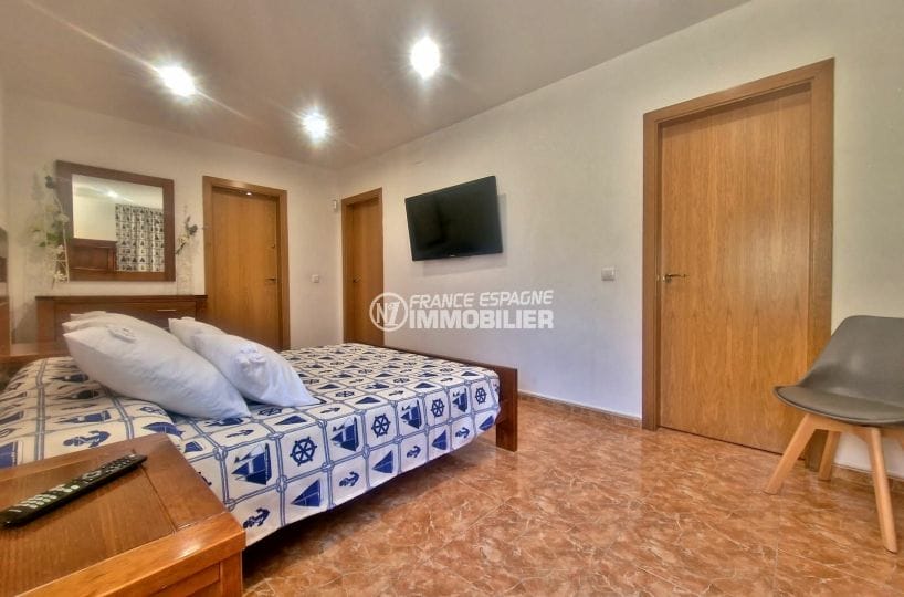buy in rosas: villa 4 rooms 142 m², first bedroom with dressing room