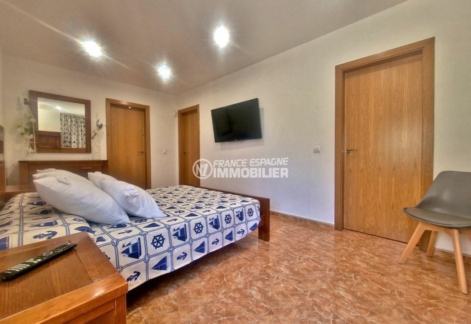 buy in rosas: villa 4 rooms 142 m², first bedroom with dressing room