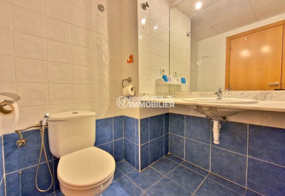 vente appartement roses espagne, 2 pièces 42 m², salle de bain bleu, wc