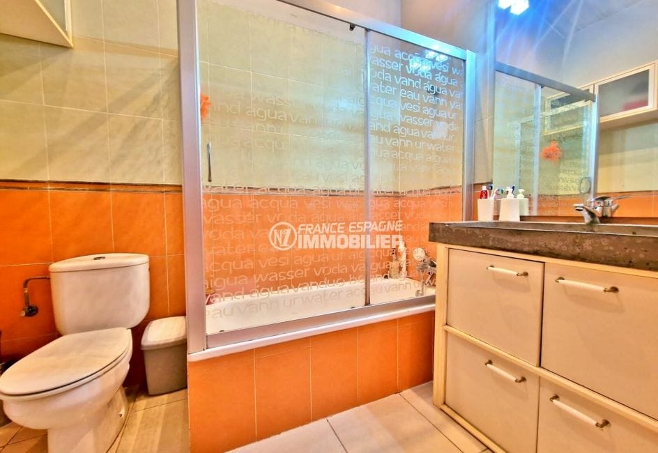 empuriabrava maison a vendre, 5 pièces 130 m², salle de bain avec baignoire
