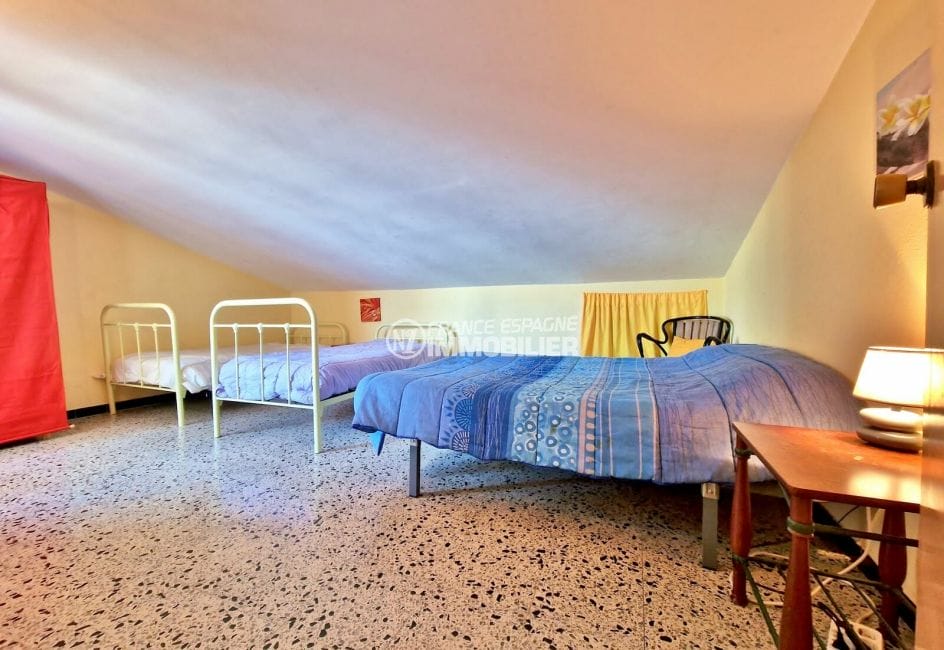 empuria immo: villa 6 pièces 196 m², deuxième chambre, plafon en pente