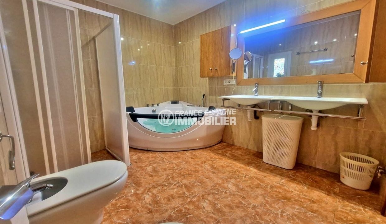 maison a vendre espagne bord de mer, 4 pièces 142 m², salle de bain, cabine douche et baignoire