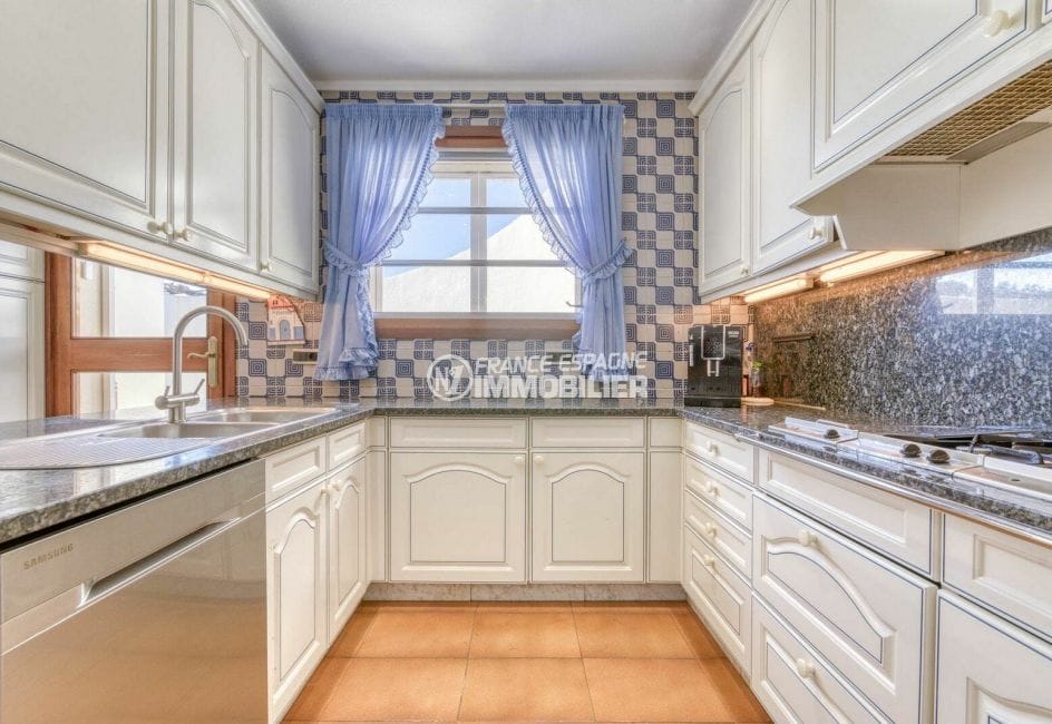 appartement a vendre costa brava, 8 pièces 998 m², cuisine blanche et bleu