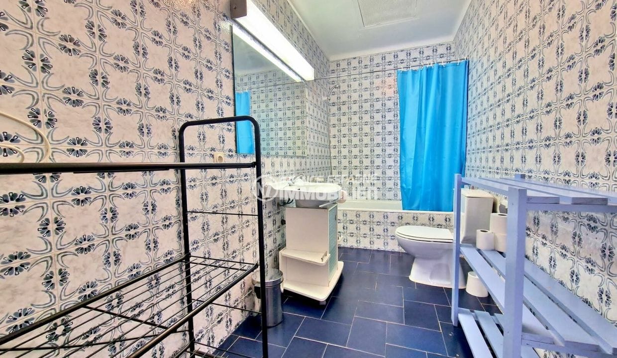 villa a vendre empuriabrava, 6 pièces 196 m², salle de bain bleu avec wc