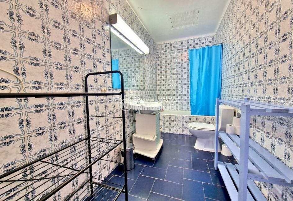 villa a vendre empuriabrava, 6 pièces 196 m², salle de bain bleu avec wc
