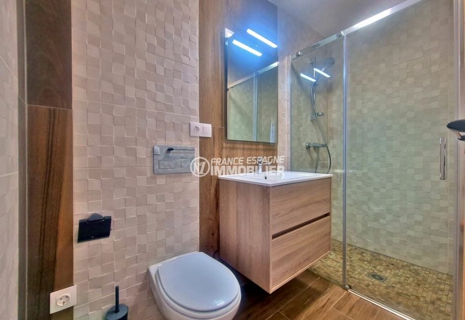 maison roses, 4 rooms 142 m², shower room with italian shower