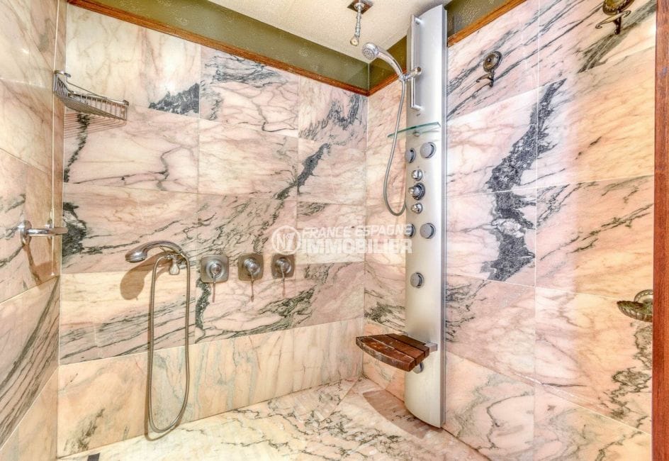 agence immobilière costa brava: villa 8 pièces 998 m², douche en marbre rose