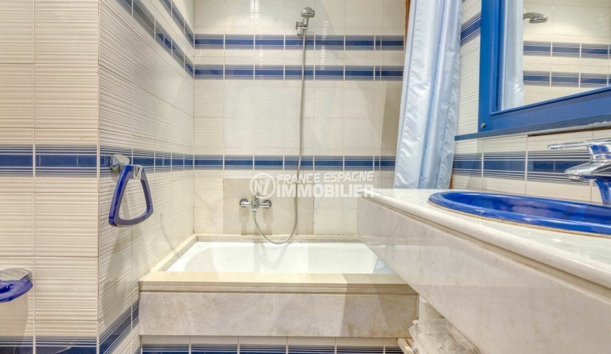 maison a vendre a rosas, 8 pièces 998 m², salle de bain bleu avec baignoire